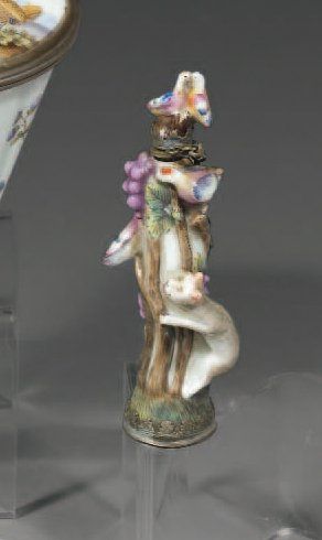 ANGLETERRE (CHELSEA) Flacon à parfum, décoré en relief d'un chat et d'oiseaux perchés...