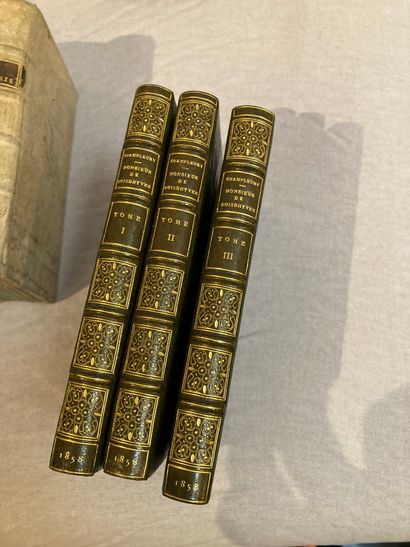 null Caisse de livres sont : Œuvres complètes de Moliere 5 volumes. 

La Fontaine...