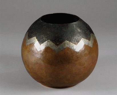 LINOSSIER Claudius (1893-1953) Vase en dinanderie en cuivre entièrement martelé,...
