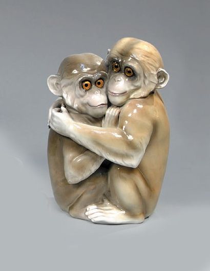 CAPO DI MONTE Veilleuse « Couple de singes ». Sujet en porcelaine, émaux polychromes,...