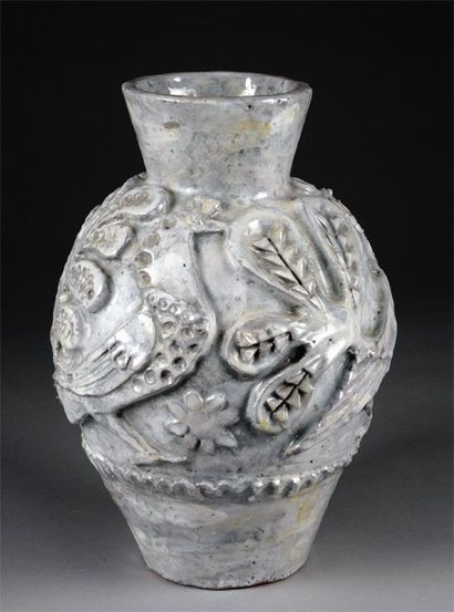 BUTHAUD René (1886-1986) Important vase de forme ovoïde en terre cuite à décor d'oiseaux...
