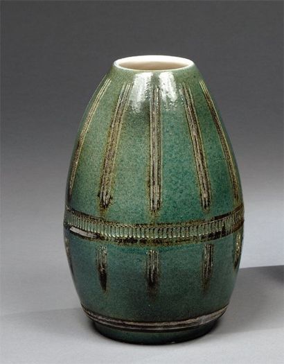 BESNARD Jean (1889-1958) Vase ovoïde en céramique à décor de stries gravés, émaillée...
