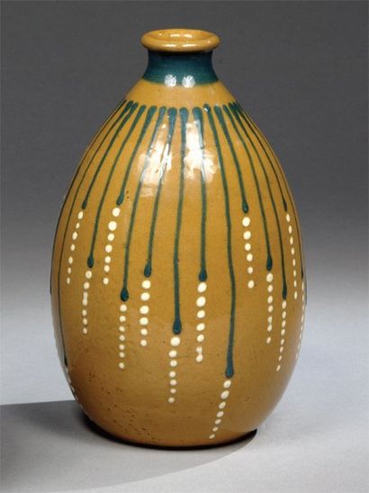 JOURDAIN Francis (1876-1958) Vase ovoïde en céramique à col étranglé à décor de guirlandes...