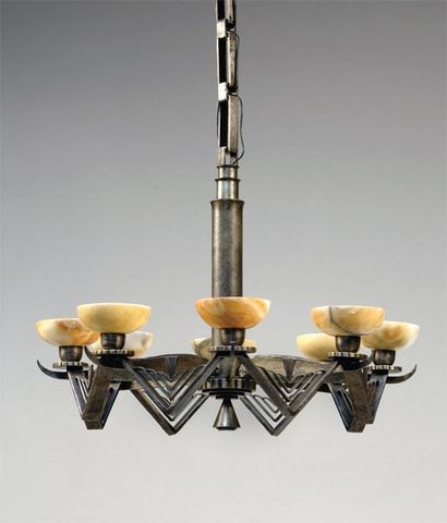 BRANDT Edgar (1880-1960) Lustre en fer forgé et fer plat à huit bras de lumière,...