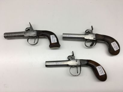 null 3 pistolets coup de poing à percussion, dont 1 de la manufacture de Saint-Etienne...