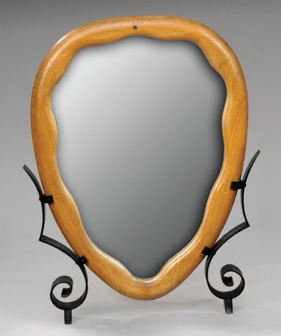 TRAVAIL FRANÇAIS 1940 Grand miroir en chêne double face de forme conique à bordure...