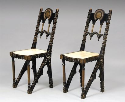 BUGATTI Carlo (1856-1940) Paire de chaises en bois vernissé à dossier incliné, à...