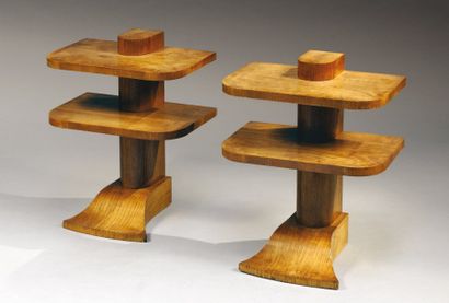 TRAVAIL FRANÇAIS 1930 Paire de tables de chevet en chêne à double plateau à angles...