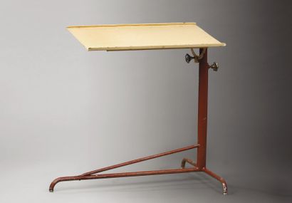 PROUVE Jean (1901-1984) Table servante en métal de couleur brique, plateau rectangulaire...