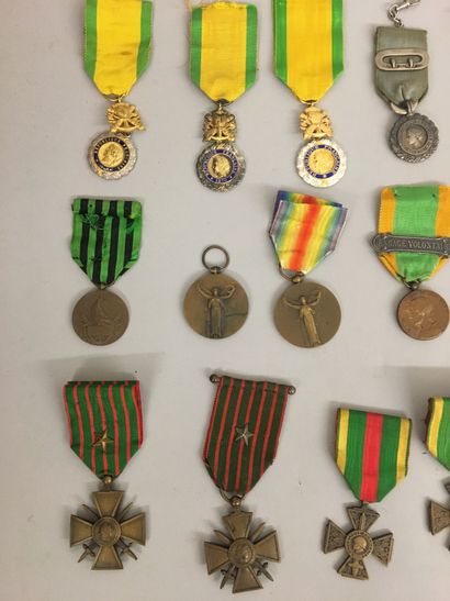 null Important lot de médailles commémoratives des guerres de 1870-1871 et de 1914-1918...