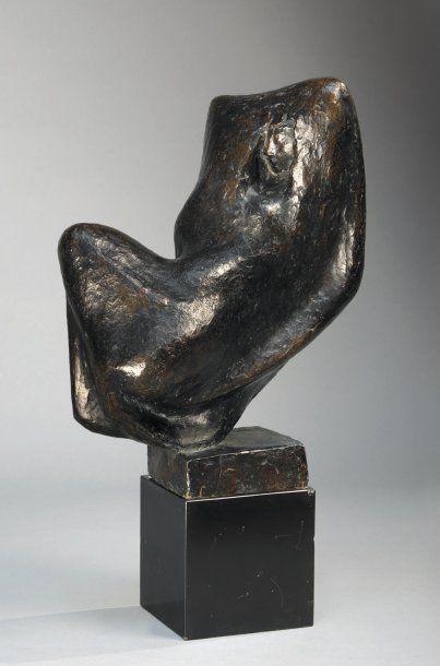 MORLAIX Émile (1909-1990) « Femme abstraite ». Epreuve en bronze à patine brune fonte...