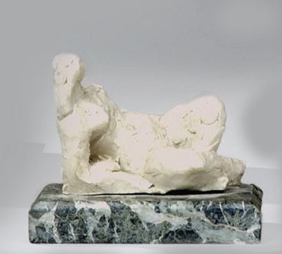 MORLAIX Émile (1909-1990) « Jeune femme nue pieds croisés ». Sculpture en terre cuite...