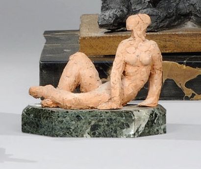 MORLAIX Émile (1909-1990) « Jeune femme nue assise jambes croisées ». Sculpture en...