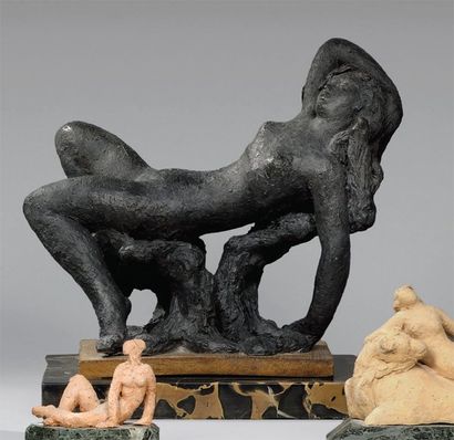 MORLAIX Émile (1909-1990) « Jeune femme nue allongée sur un tronc d'arbre ». Sculpture...