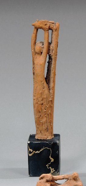 MORLAIX Émile (1909-1990) « Jeune femme bras levés ». Sculpture en terre cuite originale....