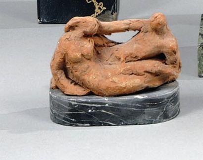 MORLAIX Émile (1909-1990) « Homme et femme enlacés ». Sculpture en terre cuite originale....