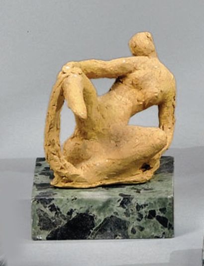 MORLAIX Émile (1909-1990) « Femme nue assise jambe droite levée ». Sculpture en terre...