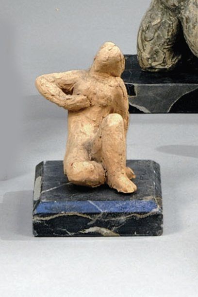 MORLAIX Émile (1909-1990) « Femme assise bras droit sur le sein ». Sculpture en terre...