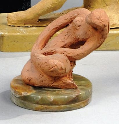 MORLAIX Émile (1909-1990) « Jeune femme jambe gauche repliée ». Sculpture en terre...