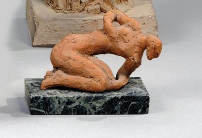 MORLAIX Émile (1909-1990) « Femme nue agenouillée bras droit sur le sein ». Sculpture...