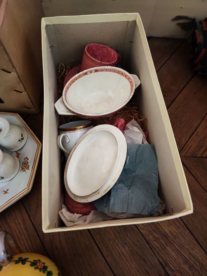 null Mannette de porcelaine comprenant bassin, bouquetière, vases, sous tasse, pots...