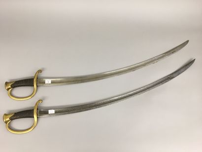 null Deux sabres de canonnier monté, modèle 1829, lames courbes dont l'une signée...