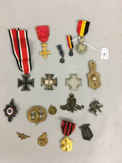 null Lot de médailles, croix et insignes, la plupart belges (14 pièces). On joint...