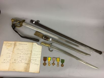 null Lot composé de : 
Un sabre de cavalerie, modèle 1854 (transformé modèle 1883)...