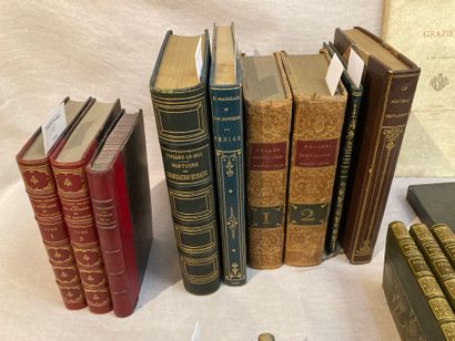 null Caisse de livres sont : Œuvres complètes de Moliere 5 volumes. 

La Fontaine...