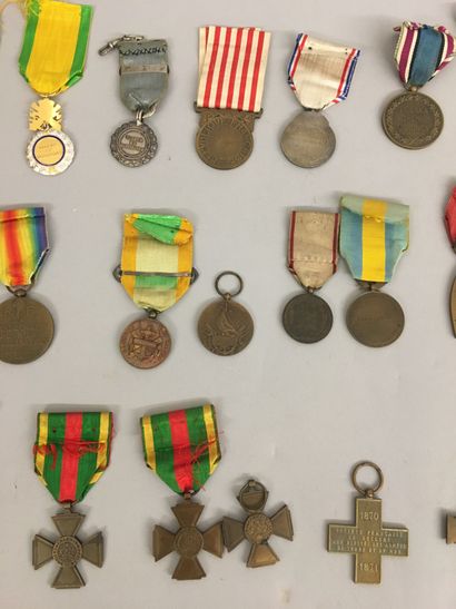 null Important lot de médailles commémoratives des guerres de 1870-1871 et de 1914-1918...