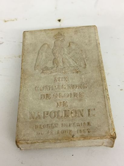 null Médaille de Saint Hélène en bronze patiné avec son ruban présentée dans sa boite...