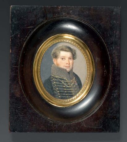 null Miniature ovale sur ivoire : portrait d'un jeune officier d'artillerie à cheval...
