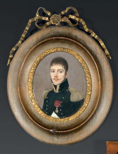 Amormino miniature ovale sur ivoire, signée sur le côté gauche : portrait d'un colonel...