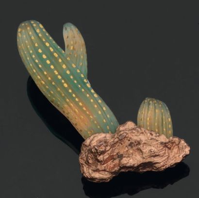HILTON MAC CONNICO pour DAUM Collection " Cactus " Broche en métal doré, stylisant...
