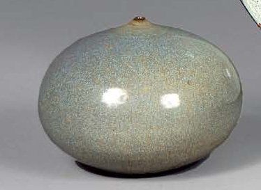 ANONYME. Vase sphérique aplati en céramique émaillée beige. Haut. 9,5 cm