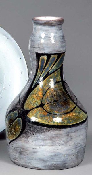 null TRAVAIL FRANÇAIS 1970. Vase en forme de bouteille en céramique. Décor stylisé,...