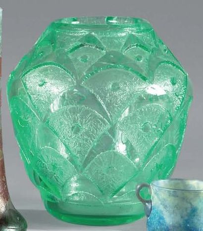 DAUM Vase de forme ovoïde. Epreuve de tirage industriel réalisée en épais verre vert...
