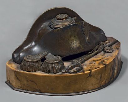 null Chapeau de l'Empereur Napoléon 1er formant encrier en bronze doré, posé sur...