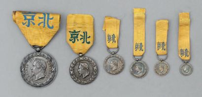 null Six Médailles de Chine en argent, une d'ordonnance par Falot, une demi taille...
