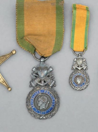 null Deux Médailles militaires modèles de 1870, en argent, émaillées, à trophée fixe,...