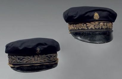 null Deux casquettes de marine brodées d'or, l'une d'inspecteur général du génie...