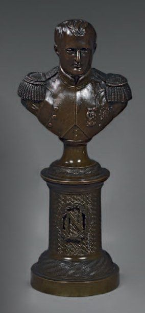 null Napoléon 1er : buste en bronze patiné, présenté sur une colonne guillochée,...