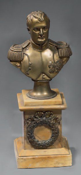 null Napoléon 1er : buste en bronze doré, signé à l'arrière du côté droit : "Thomire"...