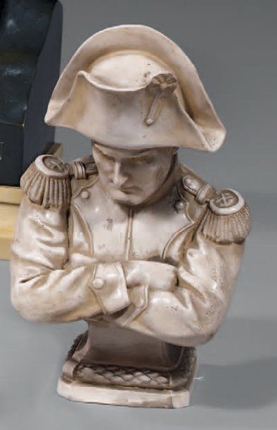 null Buste en céramique beige : l'Empereur Napoléon 1er, les bras croisés ; hauteur...