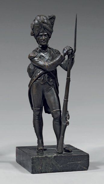 null Statuette en bronze patiné : Grenadier à pied du Consulat, tenant son fusil...