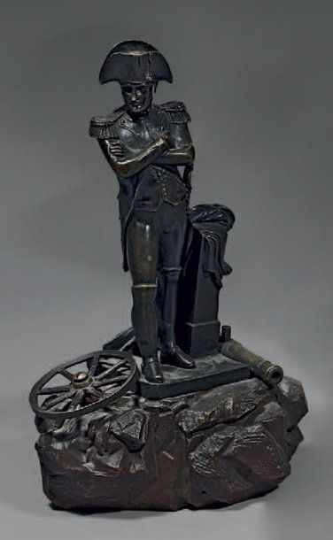 null Statuette en bronze patiné : Napoléon 1er debout, les bras croisés ; socle en...