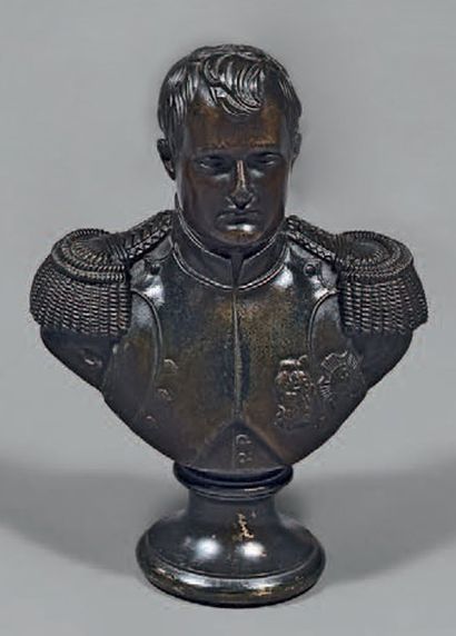 null Napoléon 1er : petit buste en bronze patiné ; hauteur 17 cm. Époque milieu XIXe....
