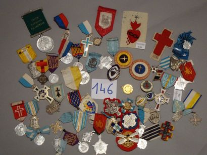 null Important lot de médailles et insignes religieux dont un scapulaire ; cinquante...