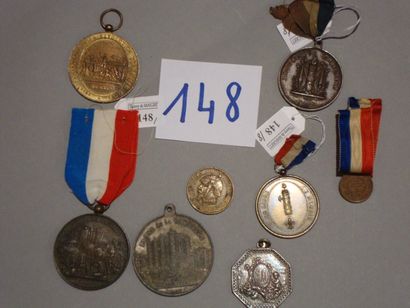 null Huit médailles commémoratives : une de la révolution de juillet 1830 : "Aux...