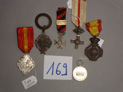 null Six médailles et insignes espagnols. Époques fin XIXe et XXe.